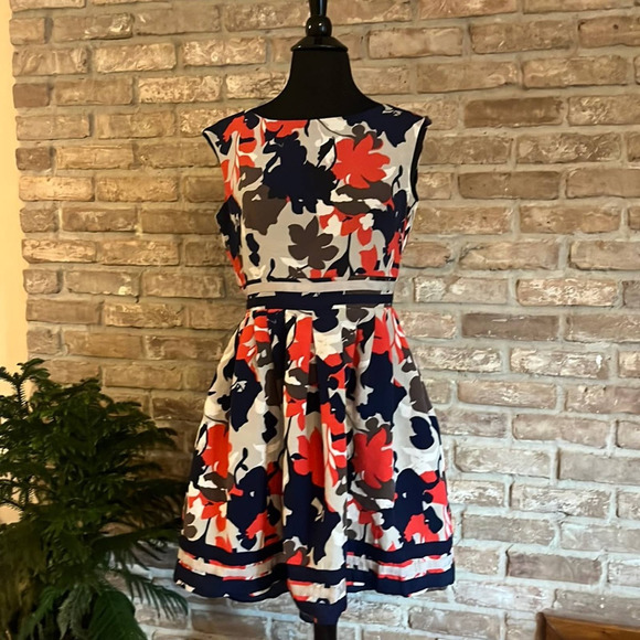 Elie Tahari Dresses & Skirts - Tahari sleeveless dress navy-red floral! Excellent condition. Size 6